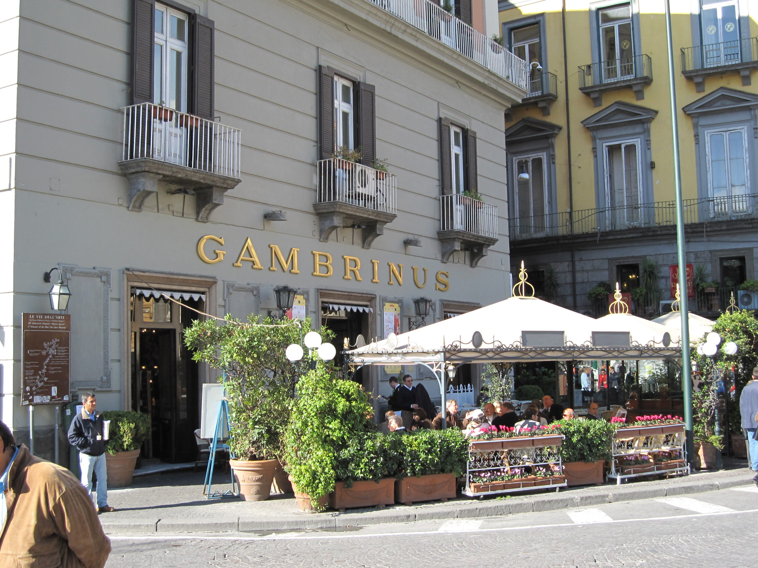 Napoli, Gran Caffè Gambrinus: i turisti del Nord che rubano le tazzine