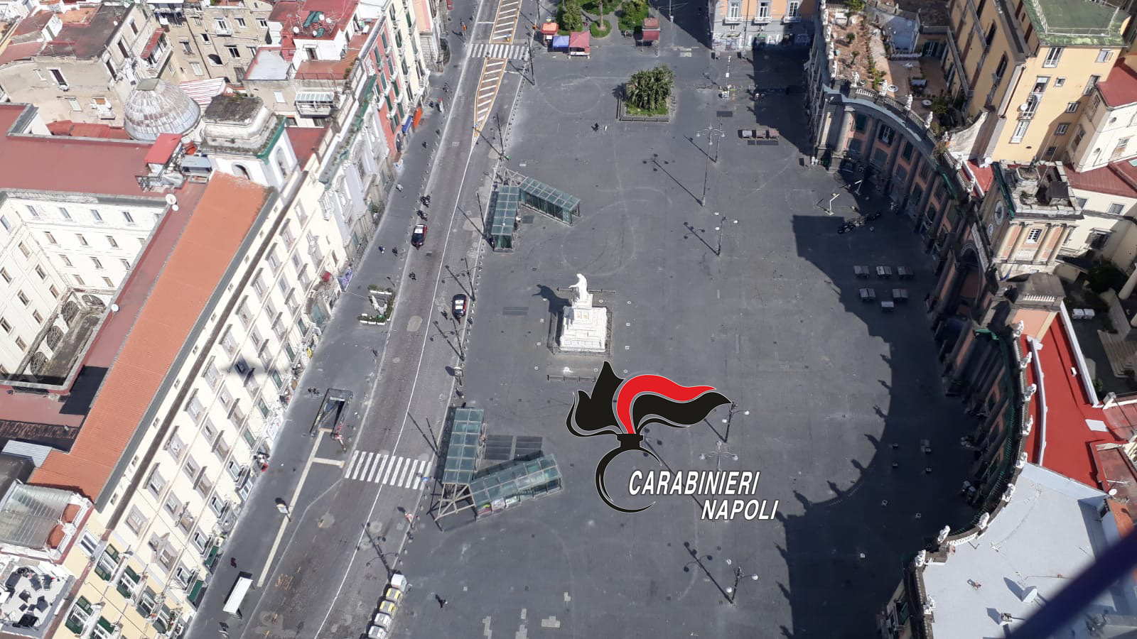 Napoli, lunghe code alla mensa dei poveri: i controlli anti-covid19 dei carabinieri