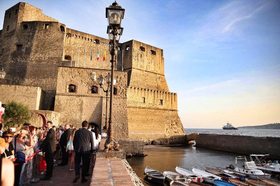 Dolce & Gabbana a Napoli: sfilata al Castel dell'Ovo al tramonto