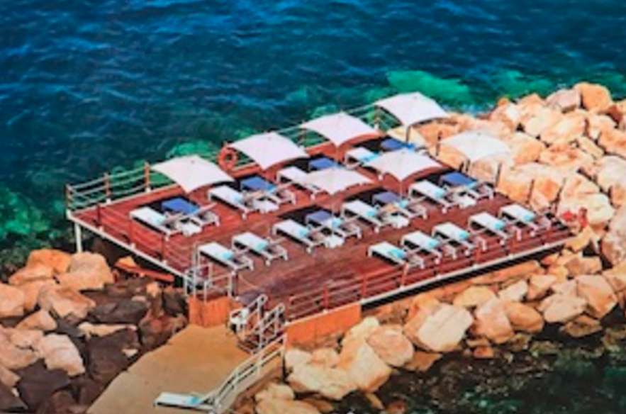 Blitz della Capitaneria a Sant'Agnello, sigilli al noto albergo Cocumella 