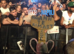 Maradona diventa cittadino di Napoli: tifosi in festa a piazza Plebiscito