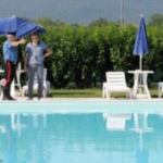 ramma al Country Sport di Avellino. Una donna di circa 60 anni ha accusato un malore presso la piscina del centro sportivo irpino. Nonostante le prime urgenti cure, la signora non ce l’ha fatta. Secondo quanto riportato si tratterebbe di arresto cardiocircolatorio. Un medico presente nella struttura ha provato a rianimare la donna ma non c’è stato nulla da fare. Sul posto è intervenuto il magistrato di turno.