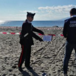 Rischio frana su una spiaggia di Bacoli, sgomberate 60 persone 
