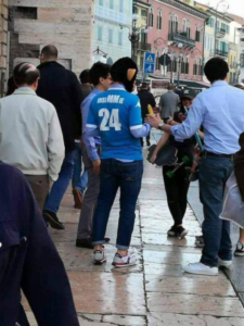 Prima una foto contro l'attaccante azzurro e poi un Tweet contro il popolo partenopeo