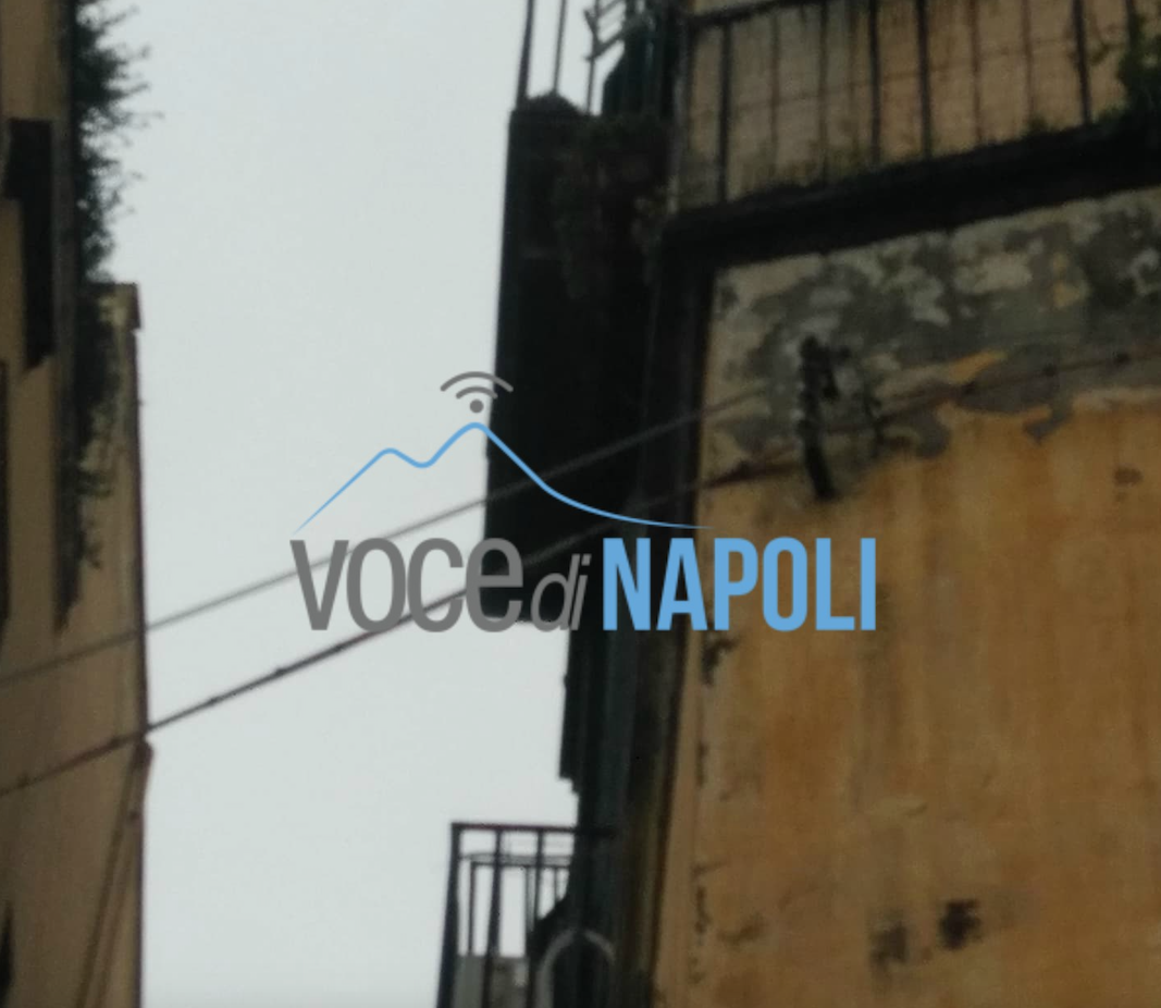 Caduta calcinacci in piazzetta Carolina, atteso l'intervento dei Vigili del fuoco