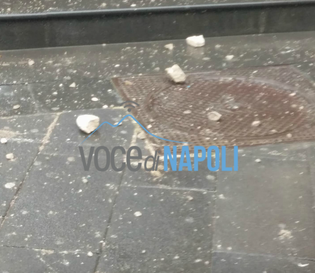 Caduta calcinacci in piazzetta Carolina, atteso l'intervento dei Vigili del fuoco