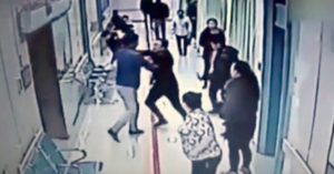 Follia in un ospedale nel Napoletano: aggrediti medici e infermieri