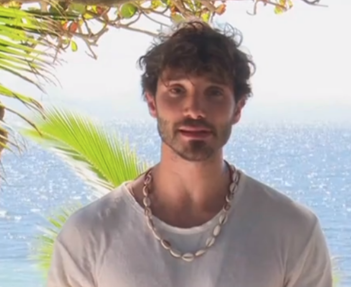 Stefano De Martino commuove tutti con il pensiero per Santiago 