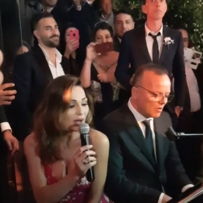 Anna Tatangelo e Gigi D'Alessio di nuovo assieme, in coppia a un matrimonio: i fan sperano