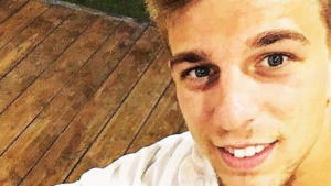 Notte di sangue sulle strade della provincia di Napoli. Poco prima delle 2 di questa mattina, infatti, Leonardo Le Rose, di San Giuseppe Vesuviano ha perso la vita in un terribile incidente. Il giovane di 21 anni, secondo quanto riportato da Il Fatto vesuviano, è stato investito da un’automobile in via Croce Rossa. L’impatto e i traumi riportati sono stati fatali per il giovane.