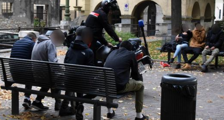 Avevano pestato a sangue due ragazzini per rapinarli, carabinieri arrestano 5 minori