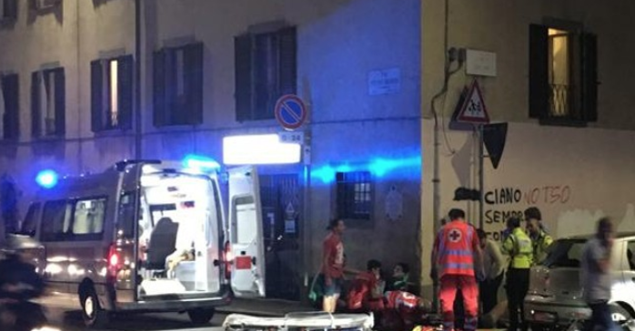 Si schianta contro un auto in sosta, grave un 16enne