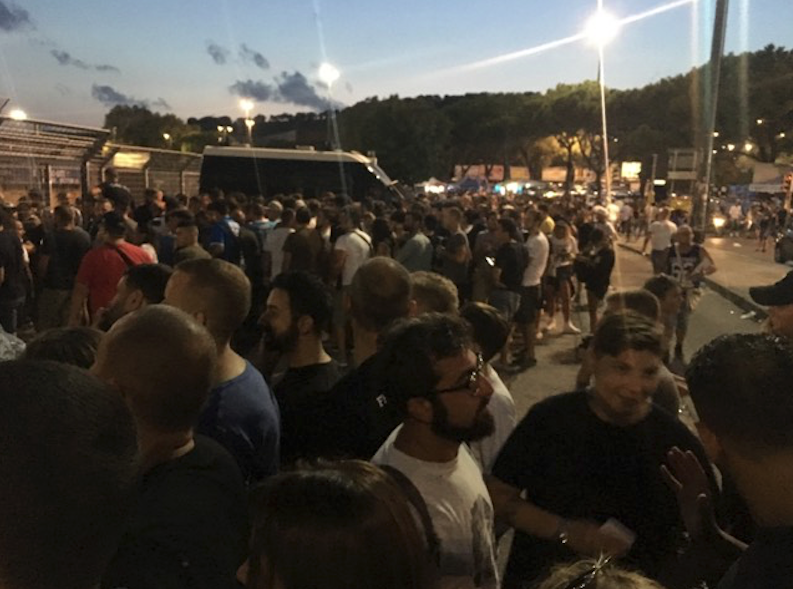 Napoli, lunghe code fuori al San Paolo: tifosi in difficoltà per entrare allo stadio