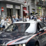 Napoli, giovane gambizzato in piazza Trieste e Trento: è caccia ai responsabili