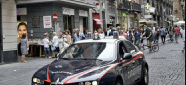Napoli, giovane gambizzato in piazza Trieste e Trento: è caccia ai responsabili