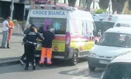 Salerno, uomo ha un malore improvviso e muore durante il trasporto in ospedale