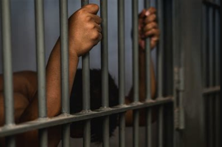 Caercere di Poggioreale, detenuto tenta il suicidio: salvato da un agente penitenziario