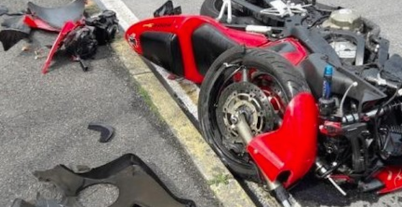 Travolto da un'auto mentre era in moto, in coma giovane pasticciere