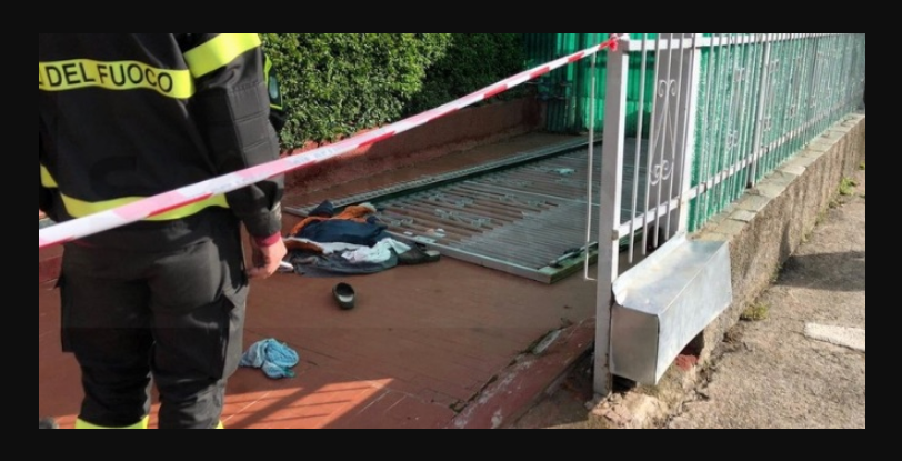 Mugnano, donna schiacciata dal cancello di casa: è tragedia
