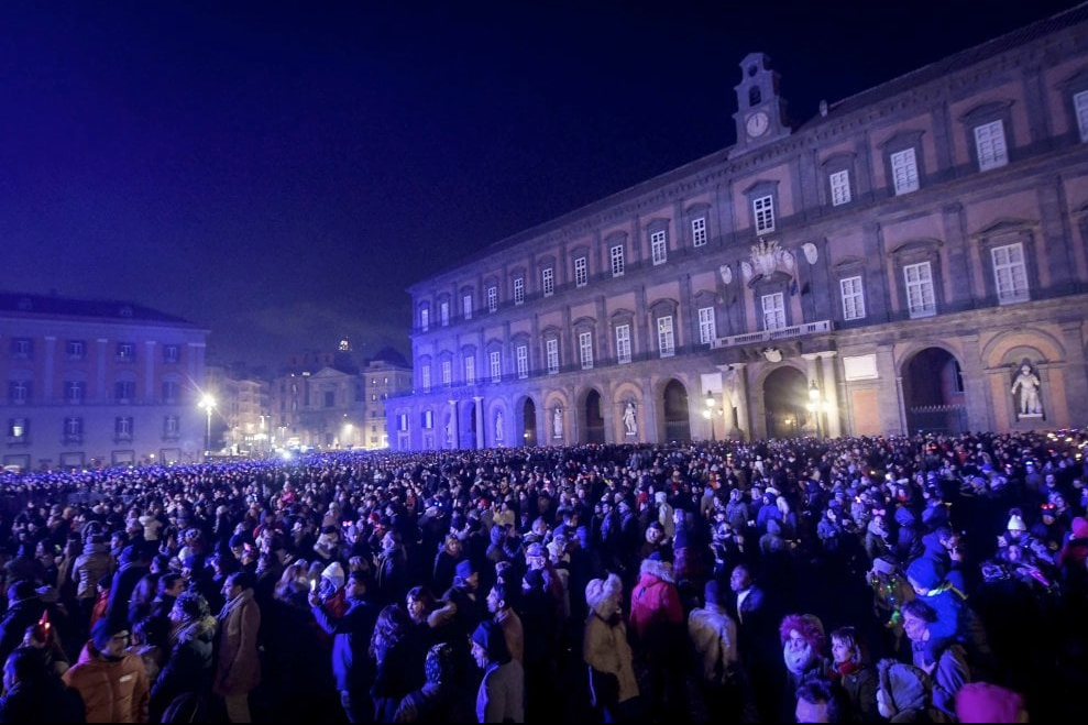Napoli, notte di San Silvestro da record: migliaia di persone in piazza e per le strade