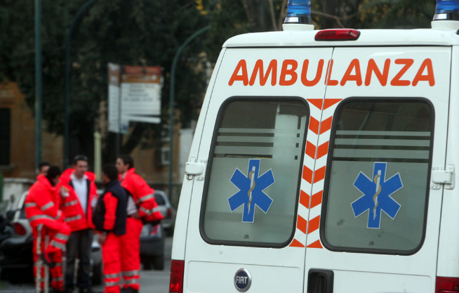 Bimba di 3 anni cade dal quarto piano, la prende al volo la sorella 13enne