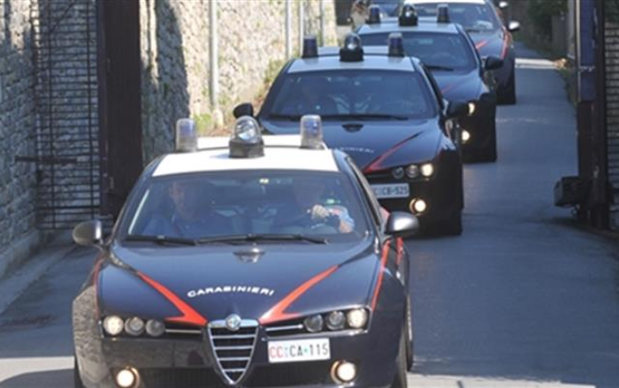 Napoli, sgominato traffico internazionali di armi: 16 arresti