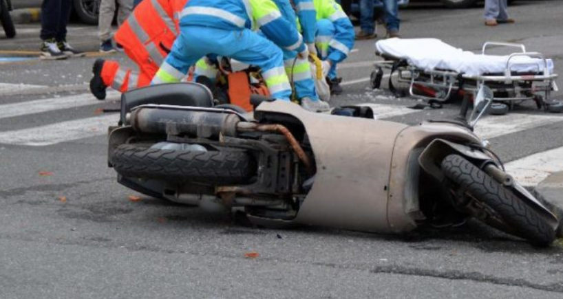Pianura, minorenne si schianta contro auto in sosta: è grave. L'appello della madre