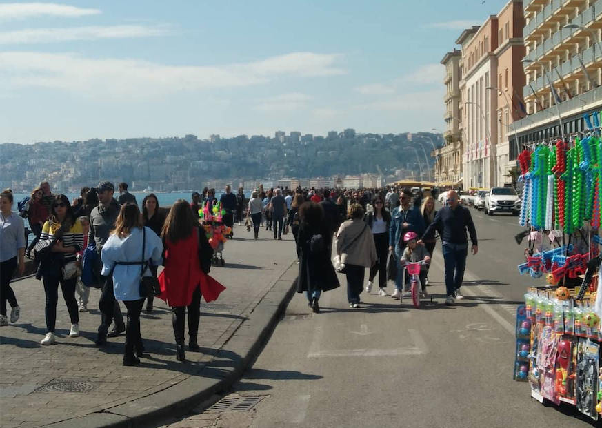 Napoli, ecco la primavera: sole e caldo spingono i napoletani al mare