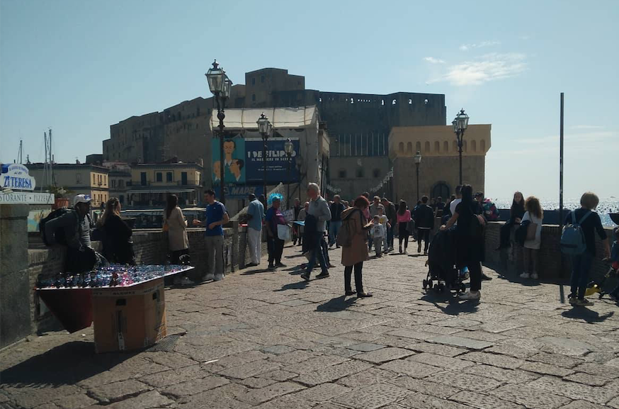 Napoli, ecco la primavera: sole e caldo spingono i napoletani al mare