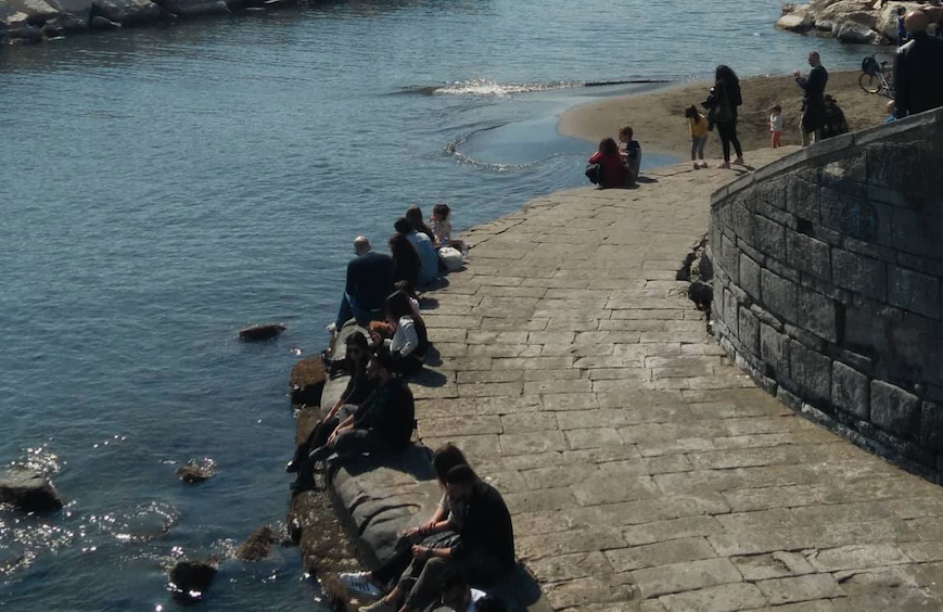 Napoli, ecco la primavera: sole e caldo spingono i napoletani al mare