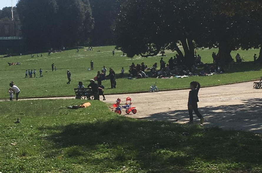 Napoli, ecco la primavera: sole e caldo spingono i napoletani al mare