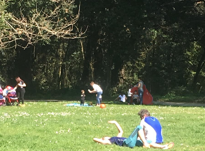 Napoli, ecco la primavera: sole e caldo spingono i napoletani al mare