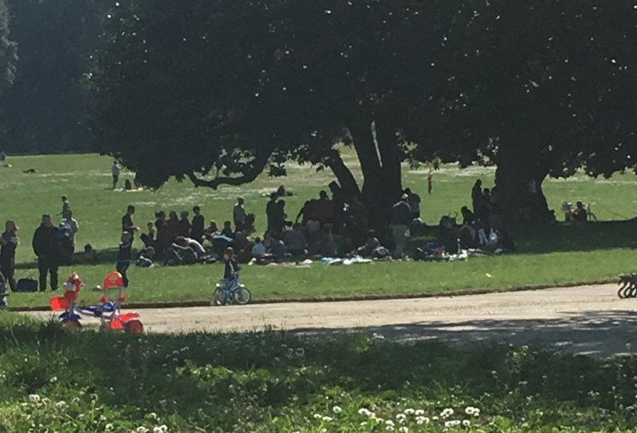 Napoli, ecco la primavera: sole e caldo spingono i napoletani al mare