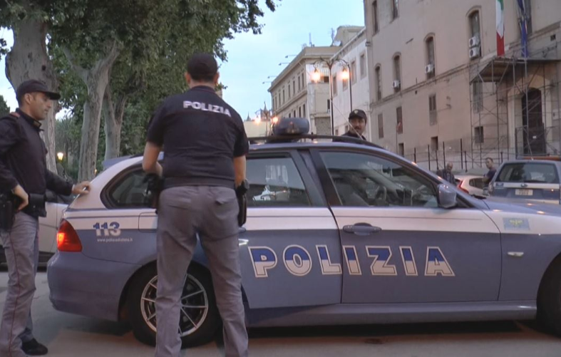 Napoli, rapinatori aggrediscono mamma con due bambini