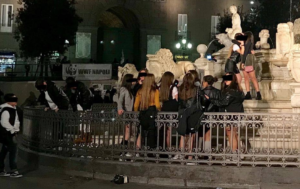 Piazza Municipio, branco di ragazzini invadono la fontana