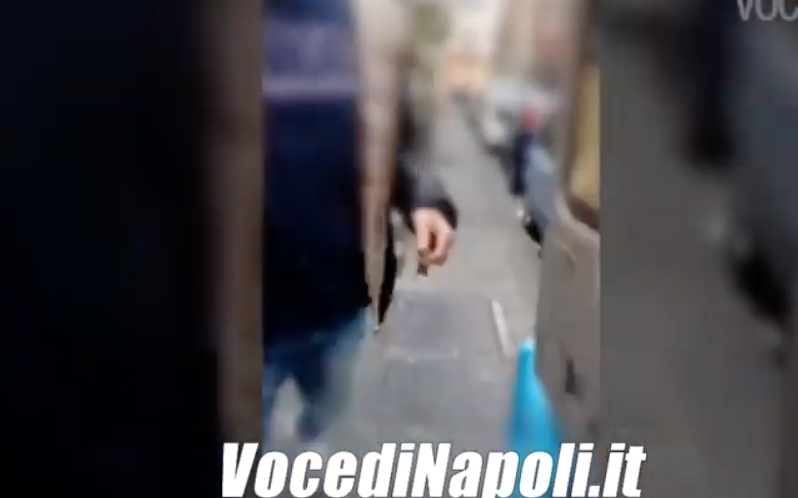 Riprende Parcheggiatori Abusivi In Azione Borrelli Aggredito Con Una