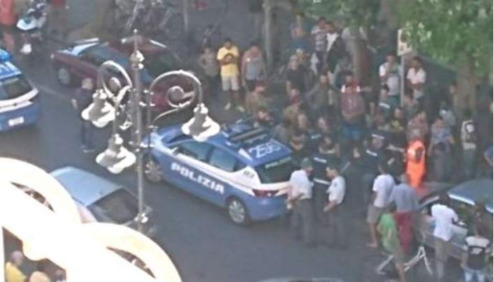 Forzano posto di blocco e aggrediscono gli agenti, la folla li difende: arrestati