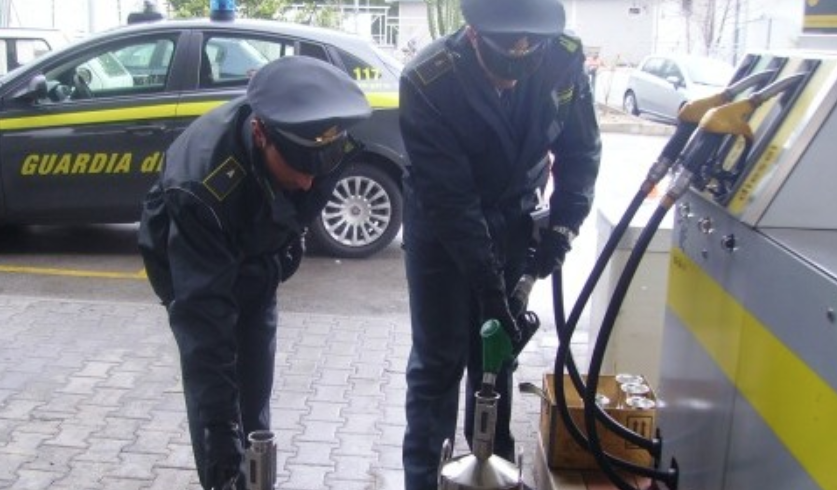 Traffico illegale di carburante, a processo 49 persone: illeciti per oltre un milione di euro