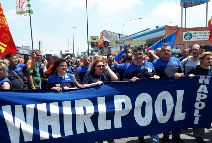 Whirlpool, doccia fredda per i lavoratori: "Niente più lavatrici a Napoli"