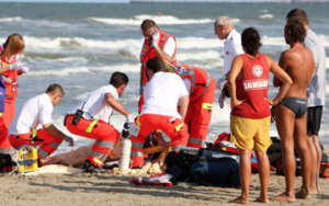 Ascea, anziano muore in spiaggia: stroncato da un malore improvviso