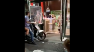 Napoli, in tre a bordo di uno scooter entrano da McDonald's