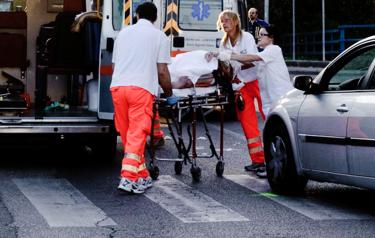 Napoli, 19enne in scooter travolge e uccide anziano: non aveva patente e assicurazione