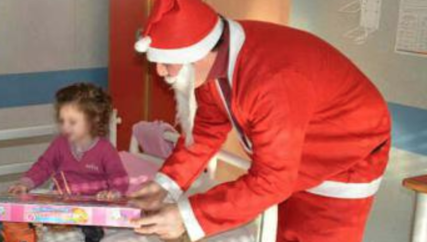 Napoli, Babbo Natale arriva in ospedale: l'iniziativa per i bimbi ricoverati