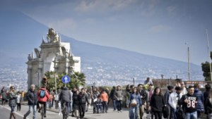 Napoli è la città dell'allegria: in strada un tripudio di sole, musica e turisti