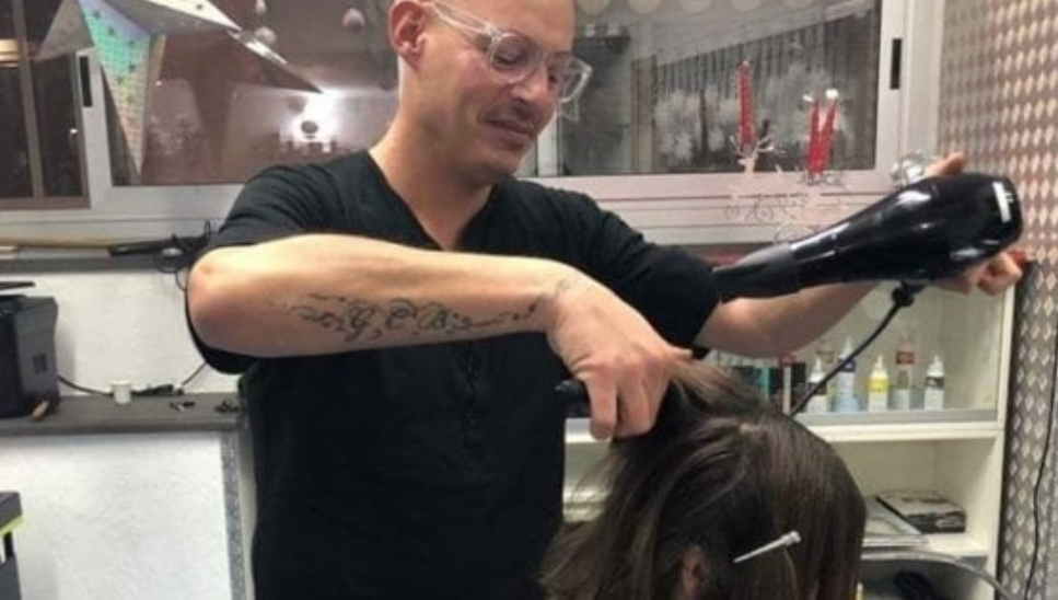 Ischia, parrucchiere apre di lunedì per tagliare i capelli ai poveri