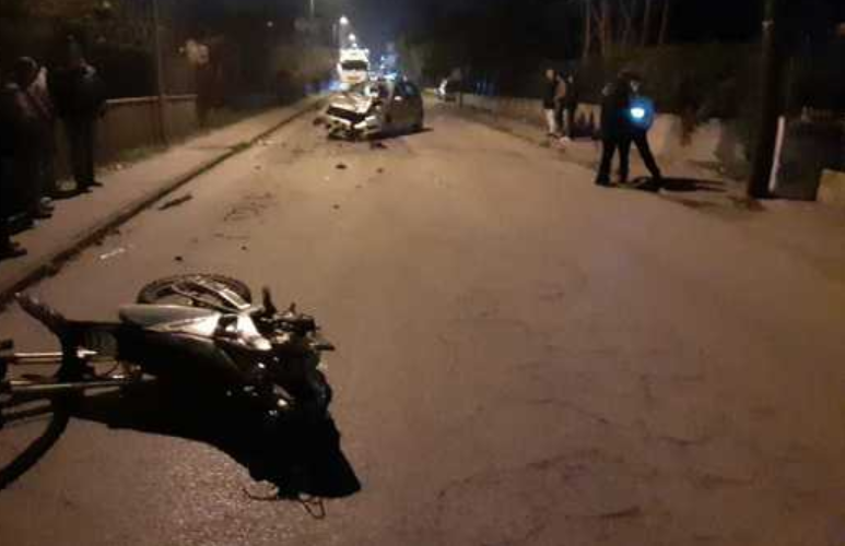 Schianto frontale auto-moto, centauro in gravi condizioni: il mezzo spaccato a metà