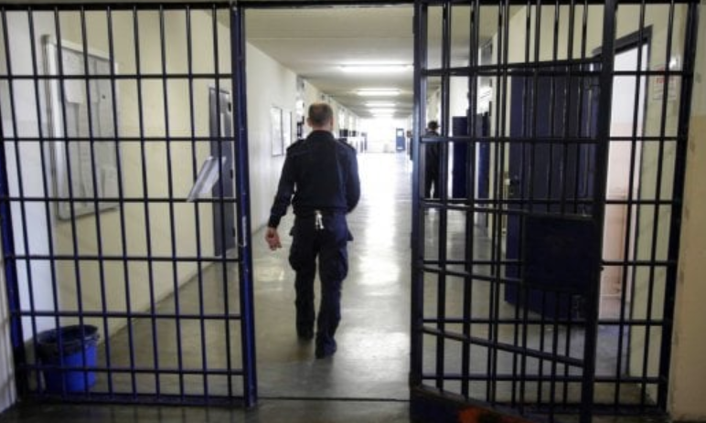 Suicidio nel carcere di Poggioreale, il garante dei detenuti: "Bisogna fare di più"
