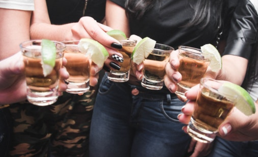 Alcol e minori, ecco 'Drinkopoli' il nuovo gioco che preoccupa le famiglie