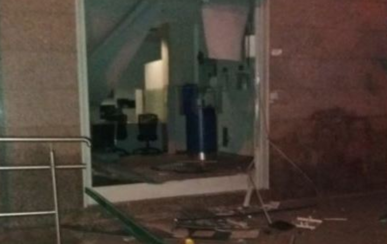 Giugliano, bomba esplode davanti una banca: indagano i carabinieri