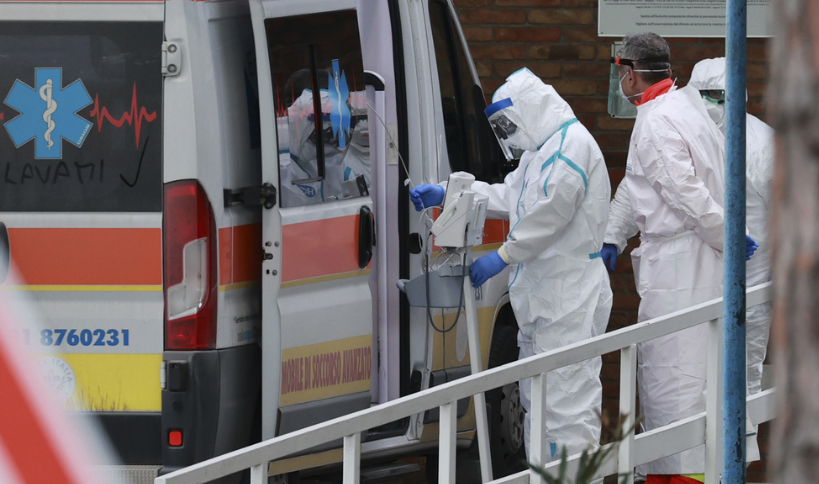 Cotugno, stufo della fila per il tampone sputa addosso ai sanitari: via alla quarantena e alla sanificazione